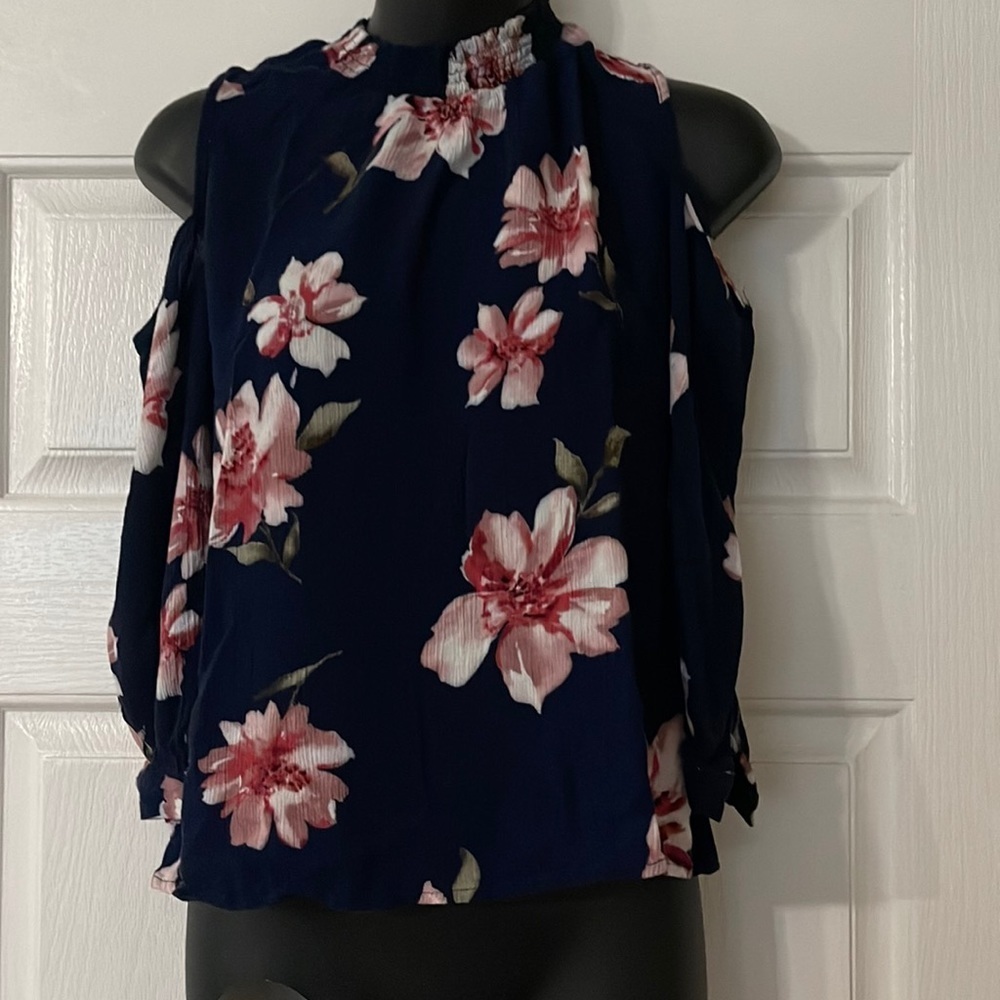 Beautiful floral cold shoulder top XS